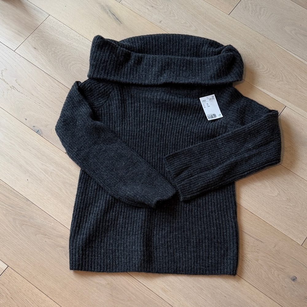 Bare-shoulder sweater